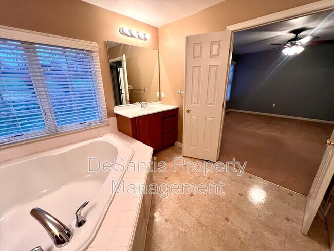 Building Photo - 945 Montclair Dr