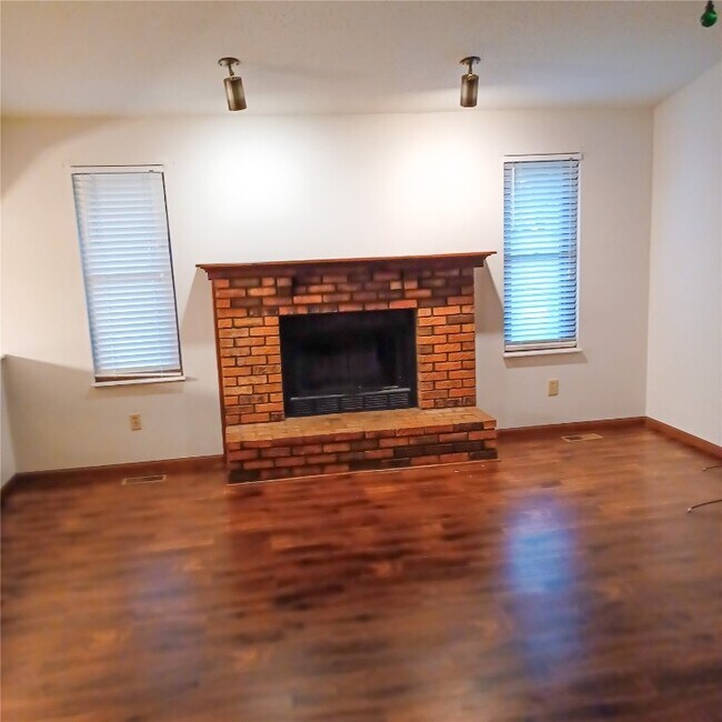 Building Photo - 14 Twin Oaks Dr