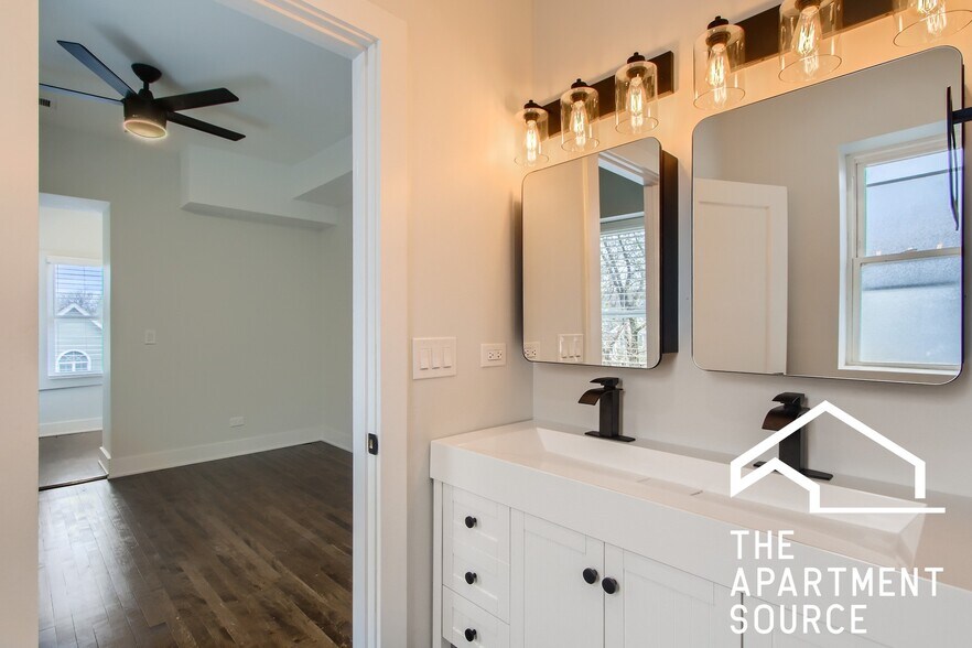 Building Photo - 1452 W Irving Park Rd