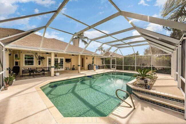 Building Photo - Luxurious 4 Bed/2.5 Bath Home with Stunning Lake and Golf Course Views with Pool on Savannahs Tra...