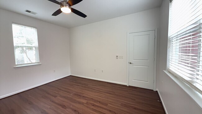 Building Photo - 662 Lacy Oak Dr