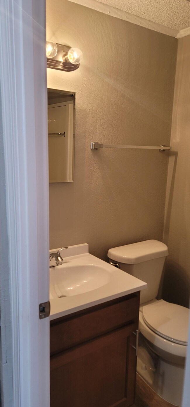 Building Photo - 112 Waterbury Ct