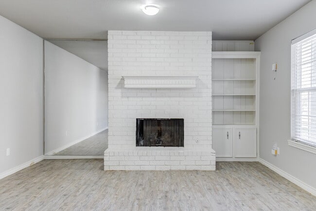 Building Photo - Two Story, 2 Bed / 1.5 Bath Duplex with Mo...