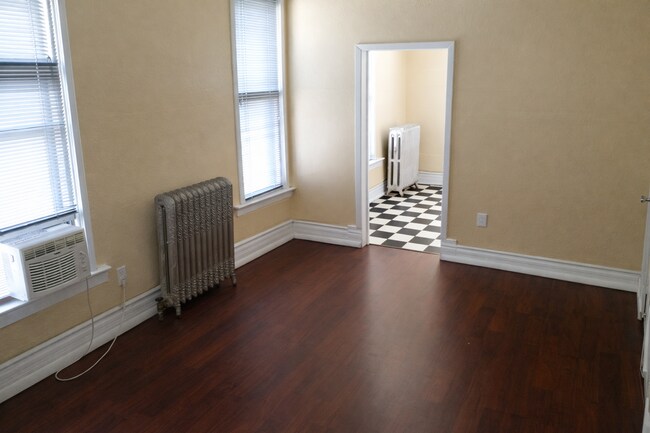 Building Photo - Rare Highlands Location w/ Parking Spot & Laundry On-Site! 32nd & Lowell