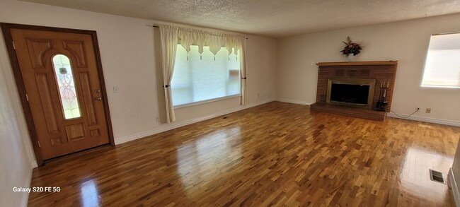 Building Photo - Spacious Home for Rent