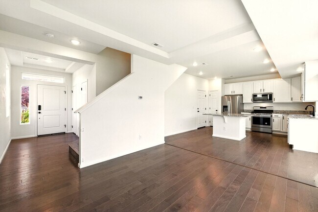 Building Photo - 3 Bedroom 2.5 Bathroom "Like-new" Single F...
