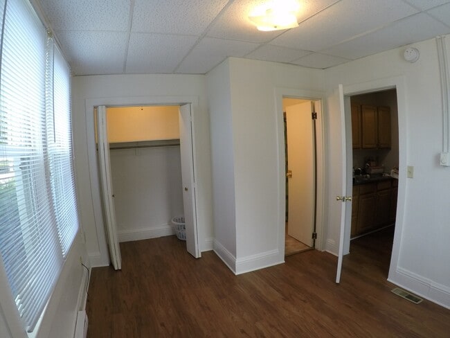 Building Photo - 3001 Kossuth St