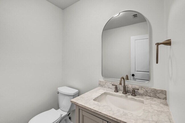 Building Photo - Beautifully Renovated 3 bed/2.5 bath in Ri...