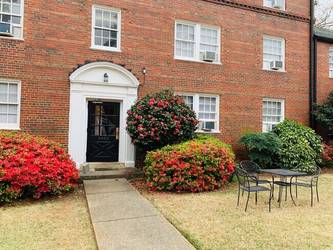 Building entrance - 2853 Thornhill Rd