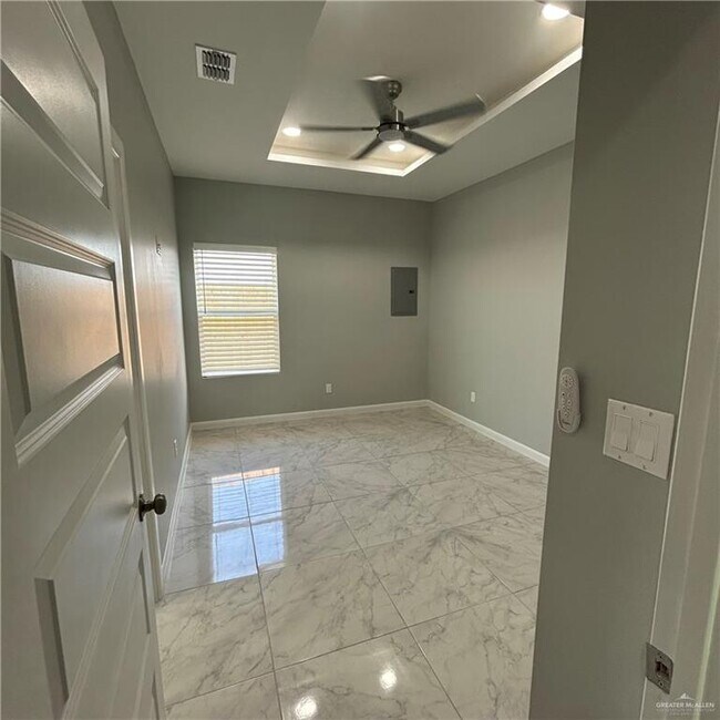 Building Photo - 22 E Viviana St