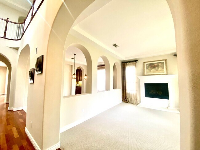 Building Photo - Pleasanton Ponderosa 5 bed+loft / 4 bath, 4 car garage, Small Dogs OK
