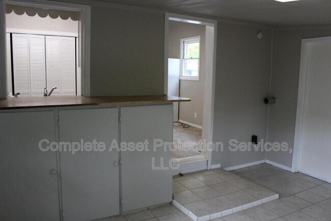 Building Photo - 107 Eastwood Ave