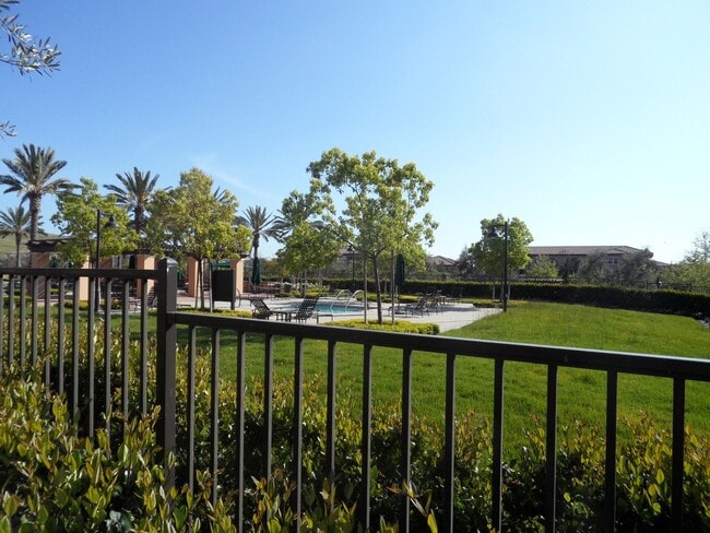 Building Photo - 4BR 3BA two-story condo with 2 Car Attache...