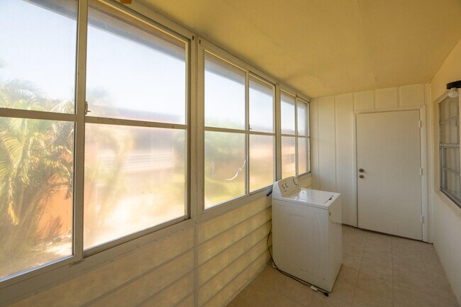 Building Photo - 473 Burgundy N