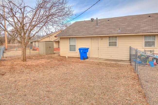 Building Photo - 824 Russell Cir