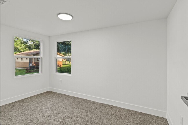 Building Photo - 805 19th Ave N