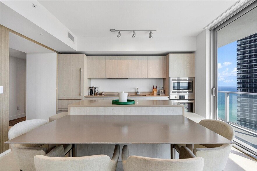 Building Photo - 4011 S Ocean Dr