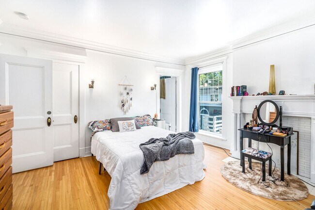 Building Photo - Beautiful 3 Bedroom/2 Bathroom SECOND Floor Apartment in East Duluth Mansion - AVAILABLE JUNE!