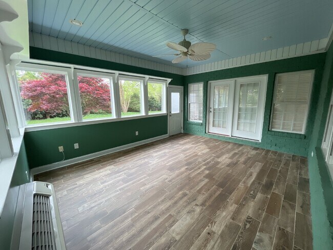 Building Photo - "Charming Kernersville Retreat: Spacious 4-Bed Gem with Granite Touches & Cozy Fireplace"