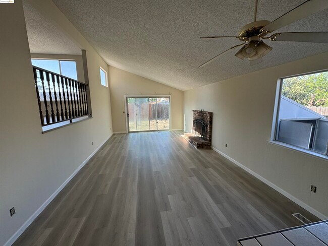 Building Photo - 912 Coyote Ct