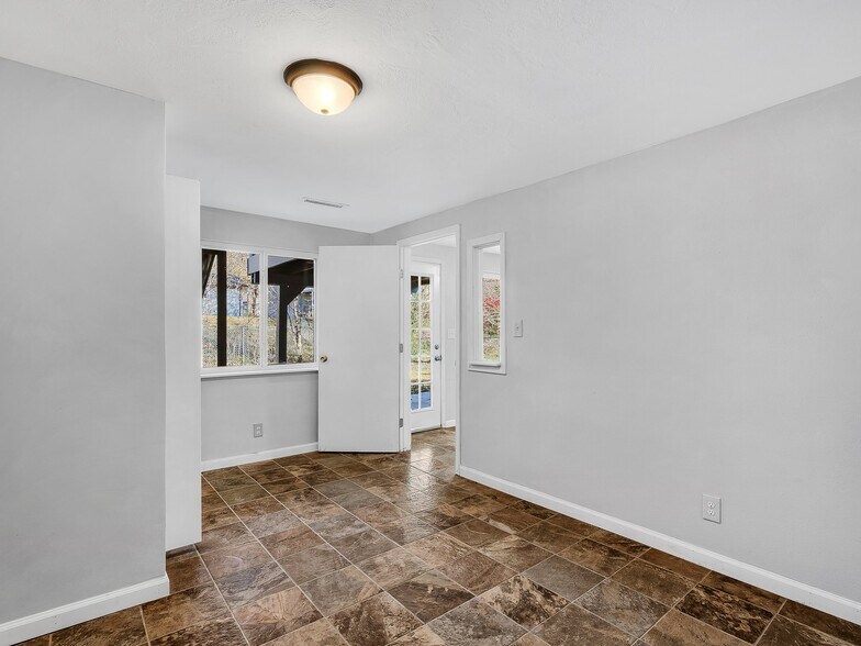 Building Photo - 106 Britanna Dr