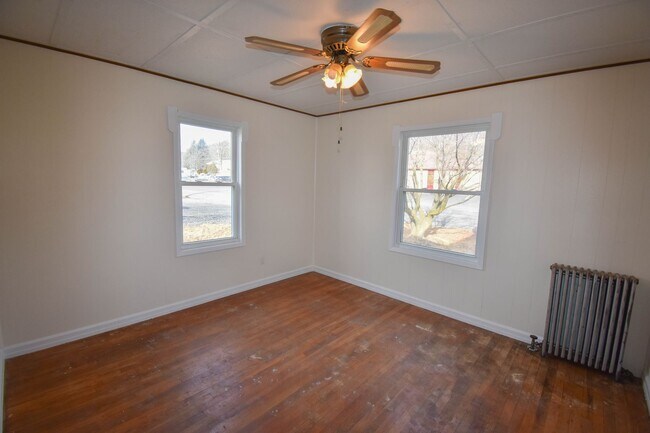 Building Photo - Two Bedroom Home with Detached Garage!