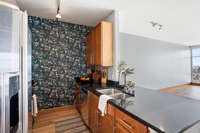 Building Photo - 1550 E Royall Pl