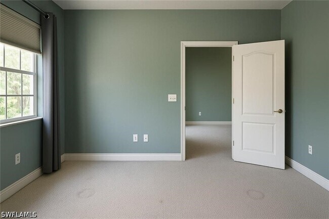 Building Photo - 700 Luisa Ln