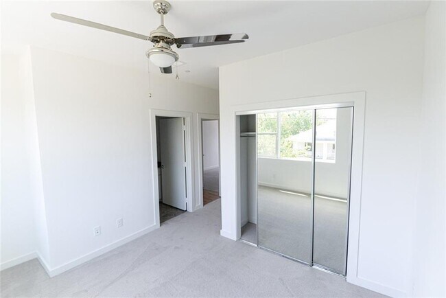 Building Photo - 427 W 10th St