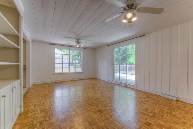 Building Photo - RENT REDUCED! Beautiful 3 bed/3 full baths...