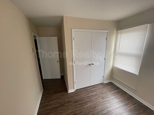 Building Photo - 400 E Northern Blvd