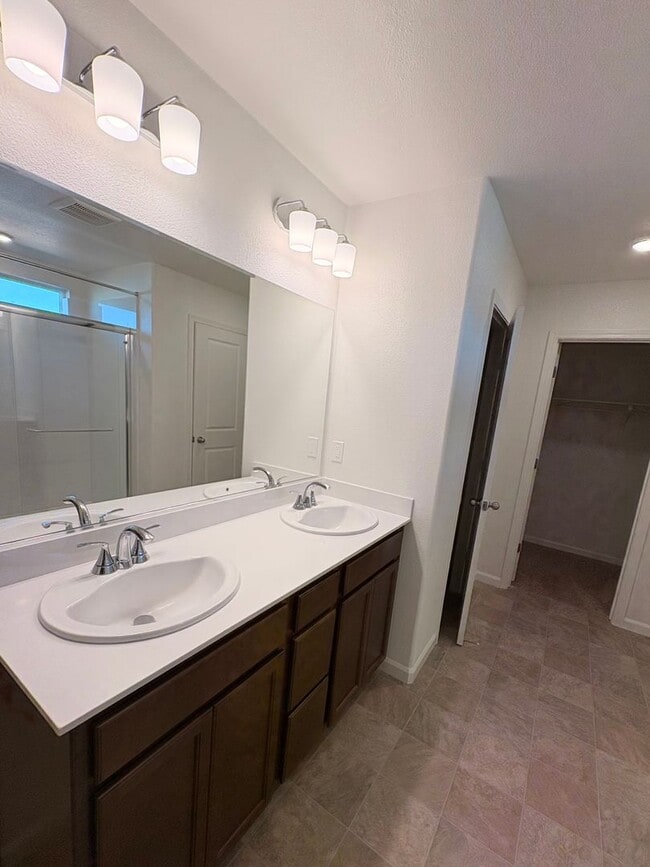 Building Photo - 2 WEEKS FREE RENT November Special - Beaut...