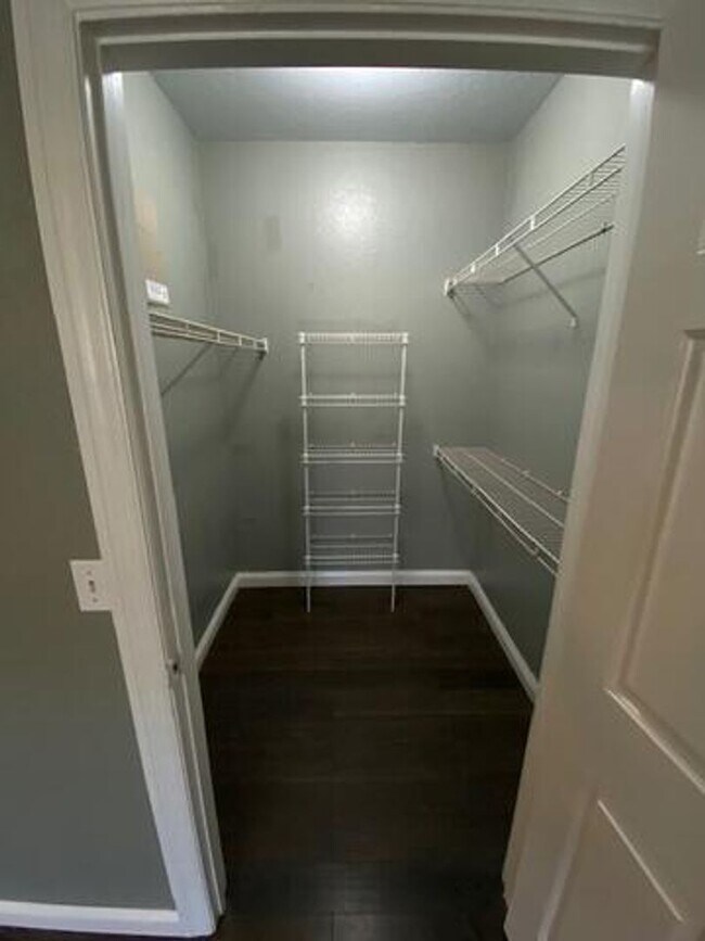 Building Photo - Reduced! Charming 1-Bedroom 1-Bath! - MetroWest