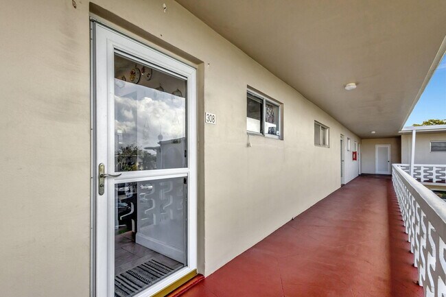 Building Photo - 2812 Garden Dr S