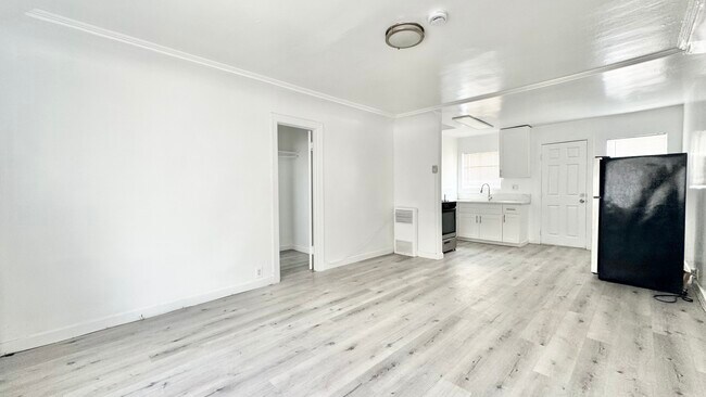 Primary Photo - 517 1/2 W 42nd Pl -1/2