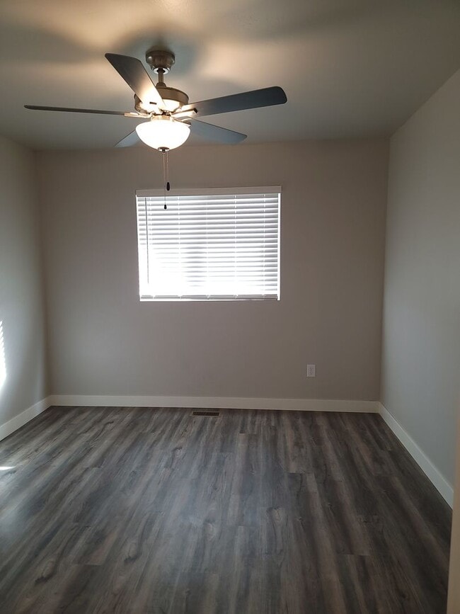 Building Photo - 3 bedroom 2 bathroom townhome with 1 car garage