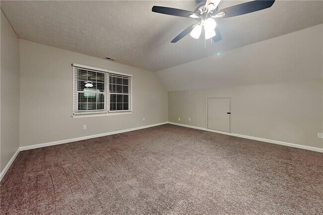 Building Photo - 2245 Huntington Dr