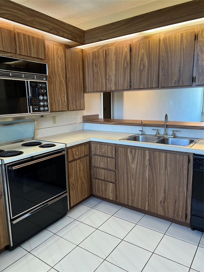 Building Photo - 1526 Whitehall Dr