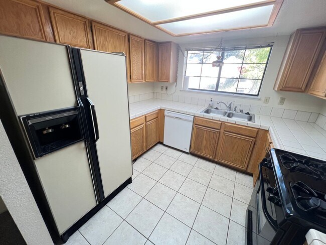 Building Photo - Spacious 2 bedroom 2nd floor unit