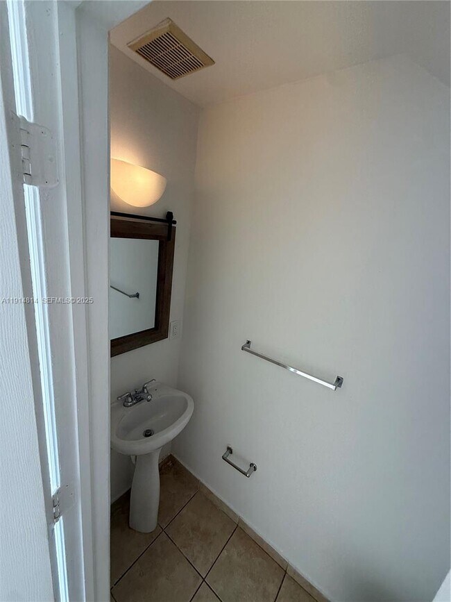 Building Photo - 821 SW 2nd St