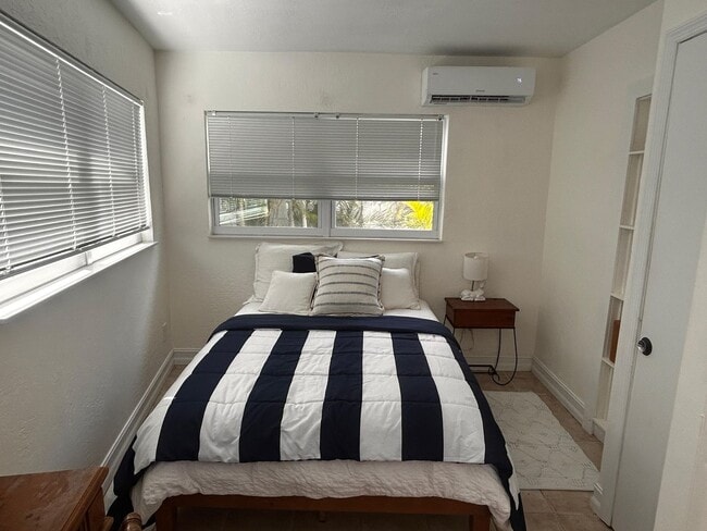 Building Photo - Unfurnished Beautiful Studio Retreat in Treasure Island – Minutes from the Beach!