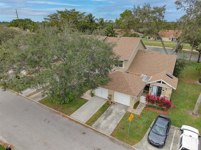 Building Photo - 505 Maplewood Dr