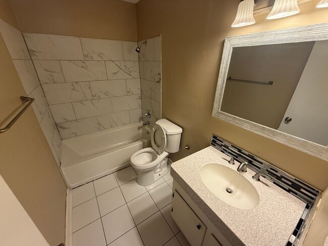 Building Photo - 3 BR/1BA | Newly Renovated Single Family Home| Gated backyard