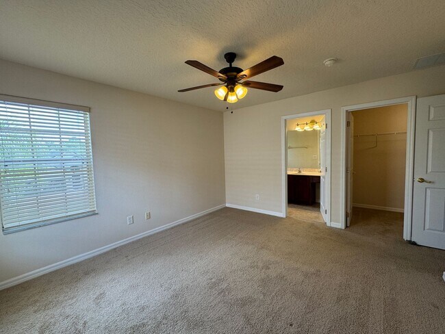 Building Photo - Spacious house with 6 bedrooms and 4.5 bathrooms to call home