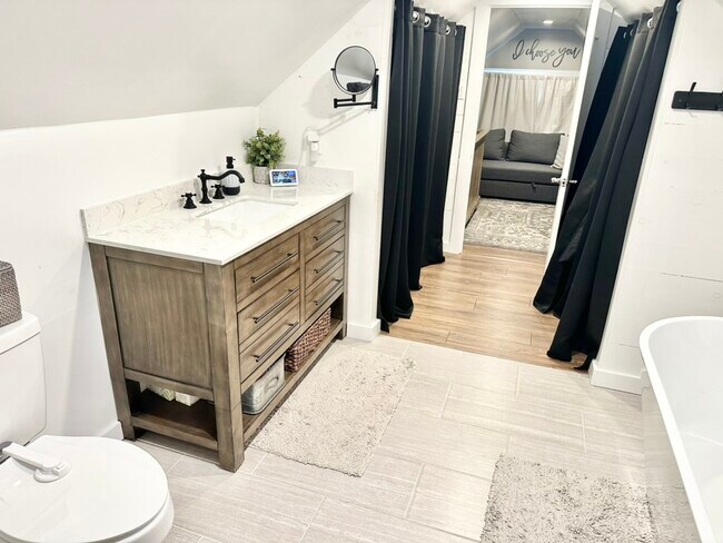 second bath with his and her closets - 135 E Wayne Ter