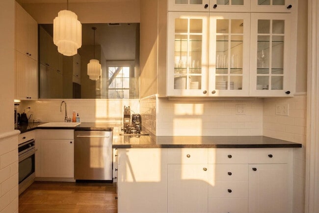 Building Photo - 3 E 9th St