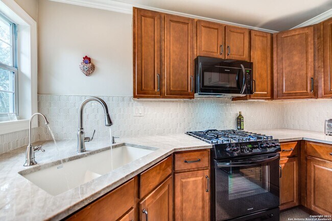 Building Photo - STUNNING 3-BEDROOM HOME WITH POOL IN ALAMO HEIGHTS