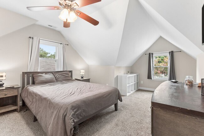 Building Photo - Renovated Bayview Beach Home!