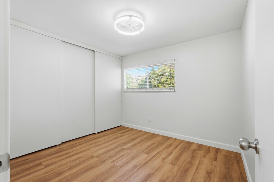 Building Photo - 10432 Larwin Ave
