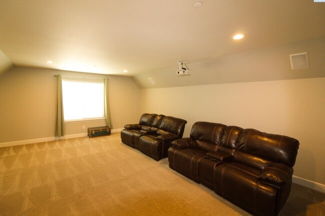 Building Photo - 4 bed, 3 bath home in Richland